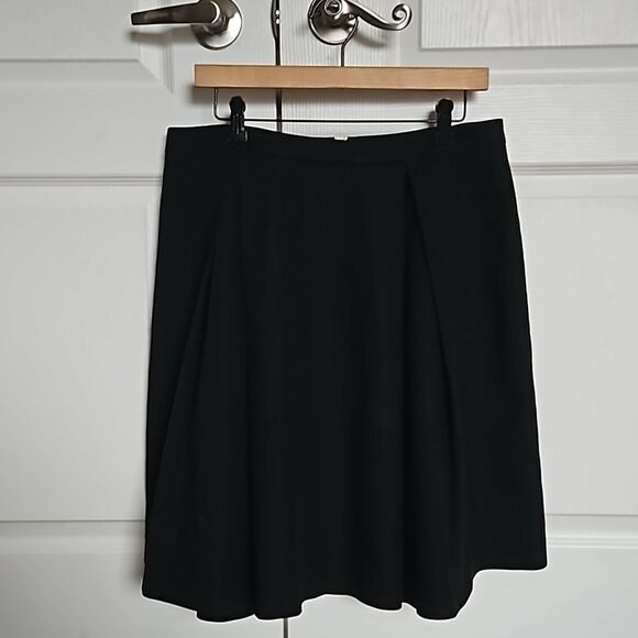 Elegant Black Women's Skirt - Picture 2 of 16
